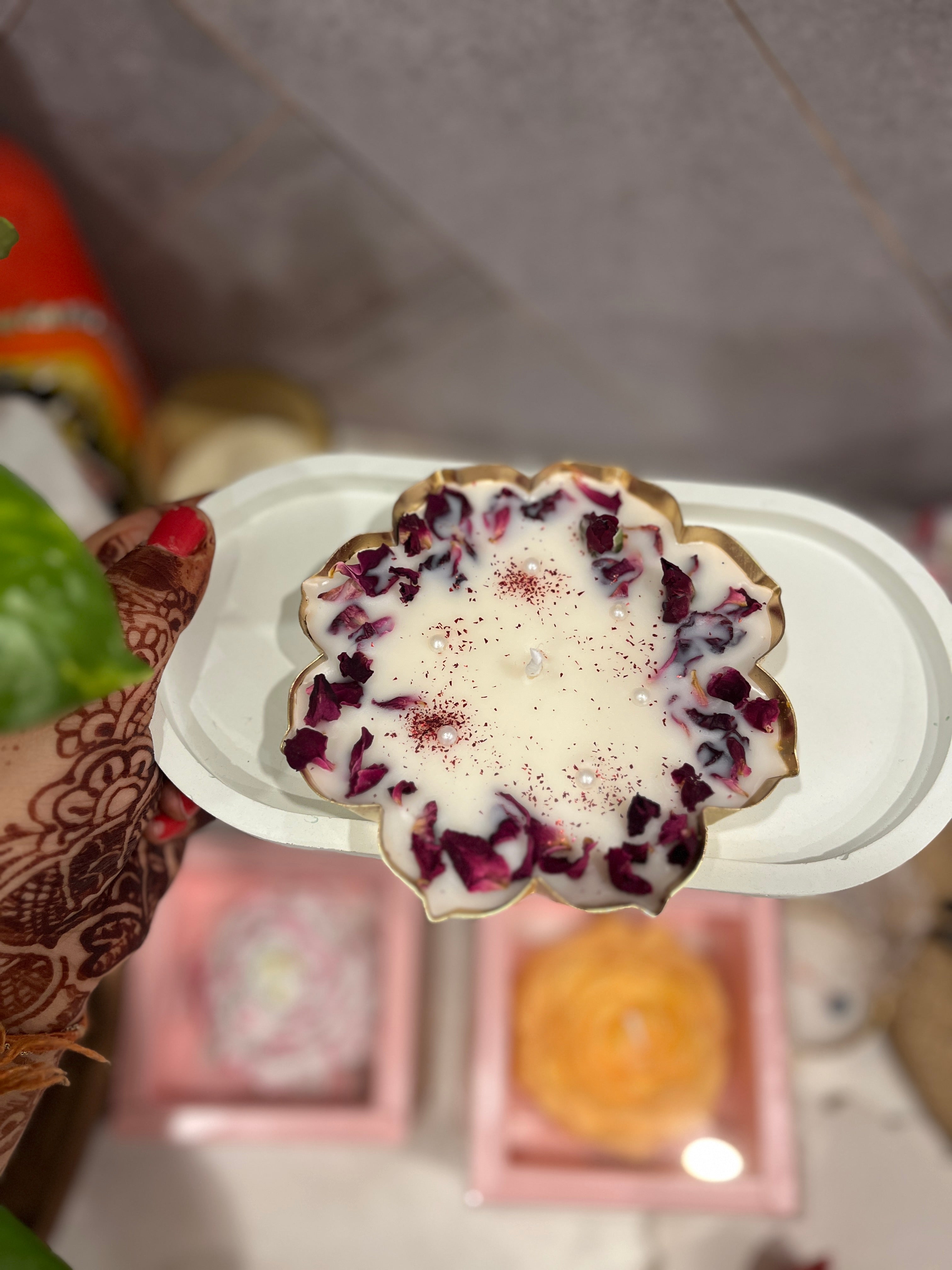 Golden urli rode candle